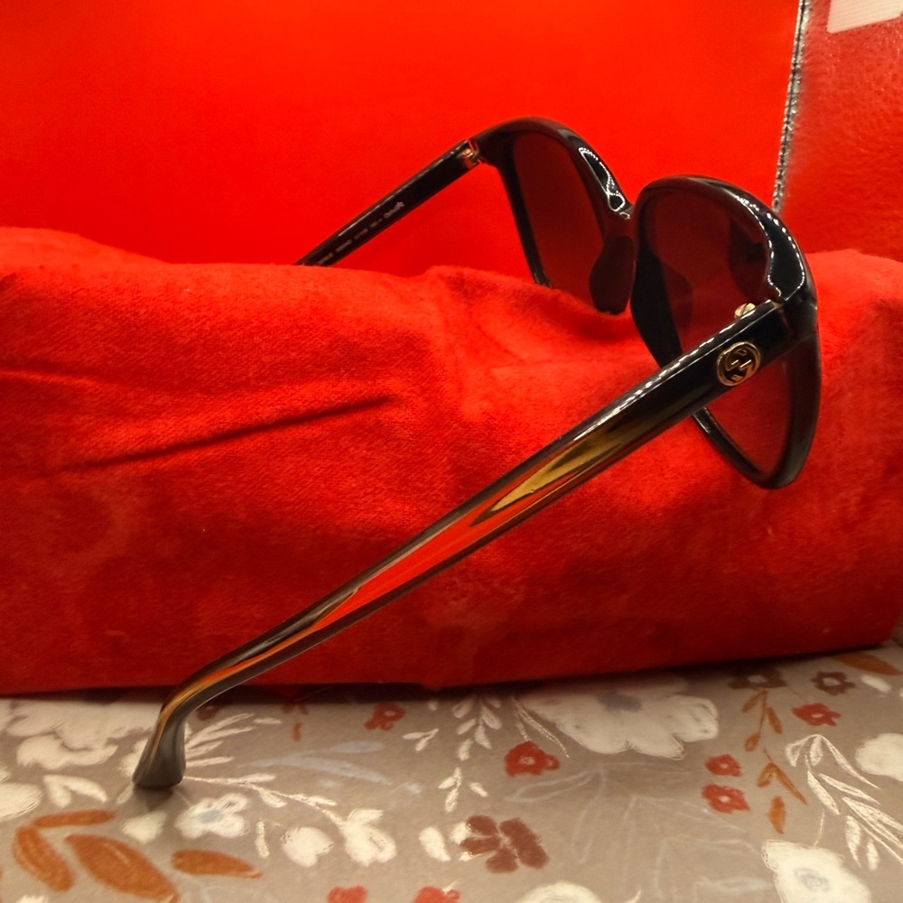 Gucci Black Women's Oversized Sunglasses - Picture 4 of 16